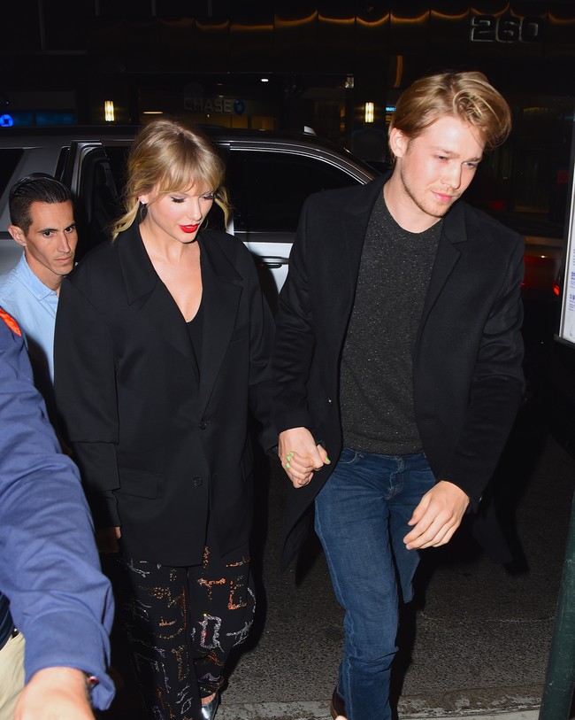Taylor Swift dan Joe Alwyn pertama kali bertemu di acara Met Gala 2016. Kabarnya, keduanya kala itu saling terpikat. Meski pada waktu itu Taylor Swift masih menjalin hubungan dengan Tom Hiddleston. Foto: GC Images/Robert Kamau