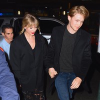 Taylor Swift dan Joe Alwyn pertama kali bertemu di acara Met Gala 2016. Kabarnya, keduanya kala itu saling terpikat. Meski pada waktu itu Taylor Swift masih menjalin hubungan dengan Tom Hiddleston. Foto: GC Images/Robert Kamau