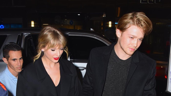 NEW YORK, NY - OCTOBER 06:  Taylor Swift and Joe Alwyn are seen at Zuma restaurant on  October 6, 2019 in New York City.  (Photo by Robert Kamau/GC Images)