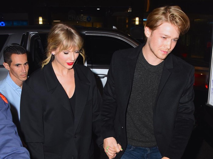 NEW YORK, NY - OCTOBER 06:  Taylor Swift and Joe Alwyn are seen at Zuma restaurant on  October 6, 2019 in New York City.  (Photo by Robert Kamau/GC Images)