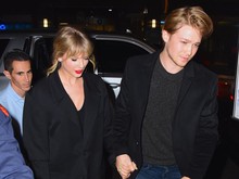 Joe Alwyn Buka Suara soal Putus dengan Taylor Swift Joe Alwyn Buka Suara soal Putus dengan Taylor Swift