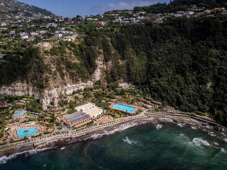 Terpesona Indahnya Pulau Ischia, Surga Tersembunyi di Italia
