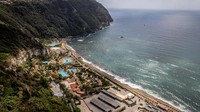 Pulau vulkanik seluas 29 kilometer persegi ini memiliki panorama Laut Tyrhennia yang biru memukau, pantai-pantai fantastis, beragam pemandian dari sumber air panas alami, aneka taman dan sejumlah bangunan bersejarah.  