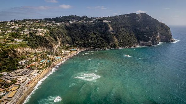 Pantai-pantainya amat memikat. Pantai Citara adalah lokasi Poseidon Thermal Gardens, salah satu taman pemandian air panas alami paling terkenal di Ischia.  Pantai-pantainya amat memikat. Pantai Citara adalah lokasi Poseidon Thermal Gardens, salah satu taman pemandian air panas alami paling terkenal di Ischia. Â