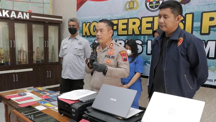 Tersangka investasi bodong dihadirkan dalam pers rilis di Mapolres Kebumen, Jumat (1/7/2022).