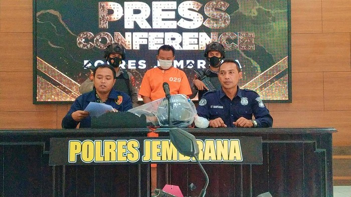 Tersangka penculikan anak di Jembrana, Bali, GNAB (31), saat dirilis Kasatreskrim Polres Jembrana AKP M Reza Pranata, Jumat (1/7/2022).