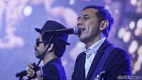 Lagu-lagu andalan seperti Coba Kau Bayangkan hingga Its My Life dari Bon Jovi dibawakan secara maraton.
