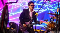 Penampilan band yang digawangi Ario Wahab (vokal), Baim (gitar), Pongki Barata (bass), dan Nugie sukses menghibur peserta Hoegeng Awards 2022.
