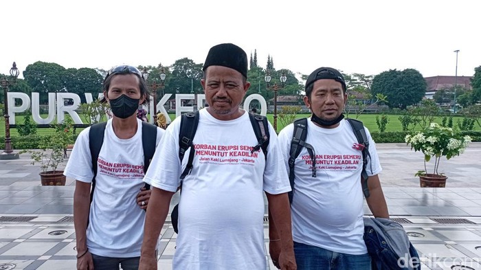 Tiga pria warga Lumajang nekat jalan kaki ingin bertemu Jokowi di Jakarta. Mereka singgah di Purwokerto, Jumat (1/7/2022).