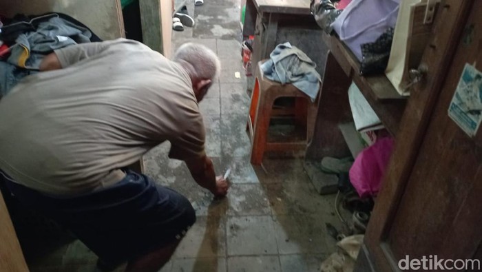 TKP penusukan istri anak di Malang