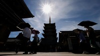 Selama berminggu-minggu, para pejabat telah memperingatkan krisis listrik karena meningkatnya suhu. Selama akhir pekan, suhu di Tokyo naik di atas 35 derajat celcius, sementara di Isesaki mencapai rekor 40,2 derajat celcius.
