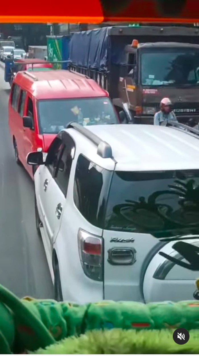 Toyota Rush pukul mundur angkot yang lawan arus