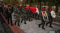 Sementara itu, Menko Polhukam Mahfud Md menjadi inspektur upacara (irup) prosesi persemayaman dan pelepasan jenazah MenPAN-RB Tjahjo Kumolo di KemenPAN-RB. Sedangkan upacara pemakaman jenazah Tjahjo Kumolo di TMP Kalibata dipimpin oleh Mensesneg Pratikno.
