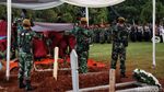 Upacara Militer Iringi Kepergian Tjahjo Kumolo ke Pusara Terakhir