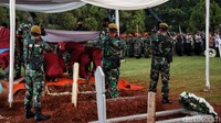 Terlihat Bendera Merah Putih diangkat dari peti jenazah Tjahjo Kumolo. Selanjutnya penghormatan senjata dengan melepas tembakan dilakukan.