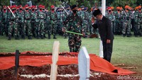 Kemudian tampak jenazah Tjahjo Kumolo diturunkan ke liang kubur pada pukul 17.36 WIB. Kemudian jenazah Tjahjo Kumolo dibacakan azan.