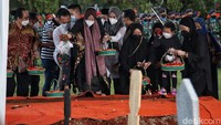 Pemakaman itu tampak dihadiri sejumlah pejabat negara. Terlihat Politisi Senior Golkar Akbar Tandjung, Menkominfo Johny G Plate, Menteri Sosial Tri Rismaharini, Ketua DPR RI Puan Maharani, Tenaga Ahli Utama KSP Ali Ngabalin, Ketum NasDem Surya Paloh, Politisi Hendropriyono, Wakil Ketua MPR Lestari Moerdijat dan pejabat negara lainnya.