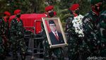 Upacara Militer Iringi Kepergian Tjahjo Kumolo ke Pusara Terakhir
