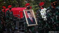 Sebelumnya, Tjahjo Kumolo meninggal dunia hari ini. Tjahjo wafat pada Jumat (1/7) pukul 11.10 WIB di RS Abdi Waluyo.