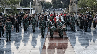 Upacara Militer Iringi Kepergian Tjahjo Kumolo ke Pusara Terakhir