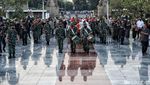 Upacara Militer Iringi Kepergian Tjahjo Kumolo ke Pusara Terakhir