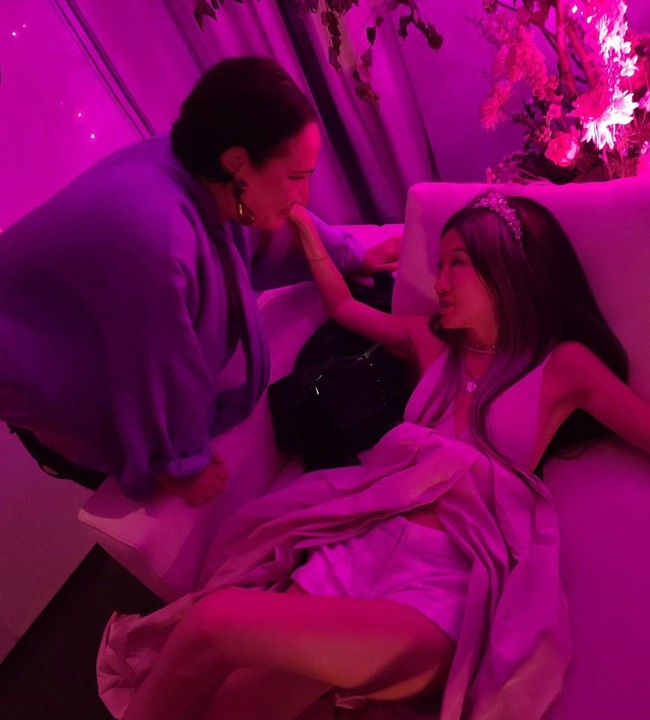 Selamat ulang tahun Vera. Kamu semakin muda setiap tahunnya, Penampilannya seperti tidak nyata, Apa rahasianya, Aku ingin terlihat sepertimu di usia 70 tahun, tulis netizen.Foto: Instagram @verawang