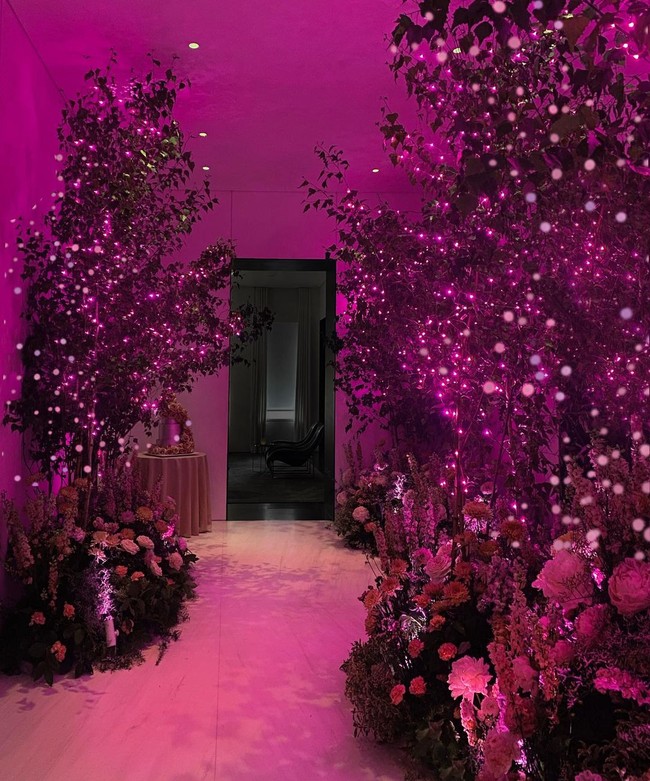 Penampilannya malam itu menjadi perbincangan netizen karena dianggap tak menua. Dalam foto-foto yang diunggah di Instagram, Vera Wang berpose dengan atasan berpotongan V-neck yang panjang seperti dress. Foto: Instagram @verawang