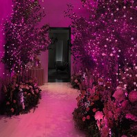 Penampilannya malam itu menjadi perbincangan netizen karena dianggap tak menua. Dalam foto-foto yang diunggah di Instagram, Vera Wang berpose dengan atasan berpotongan V-neck yang panjang seperti dress. Foto: Instagram @verawang