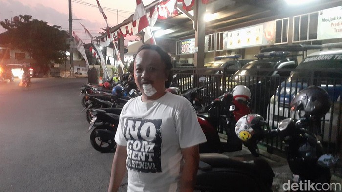 Wajah driver ojol asal Semarang, Sabar Gunawan (38) terluka lantaran dihajar massa, Jumat (1/7/2022).
