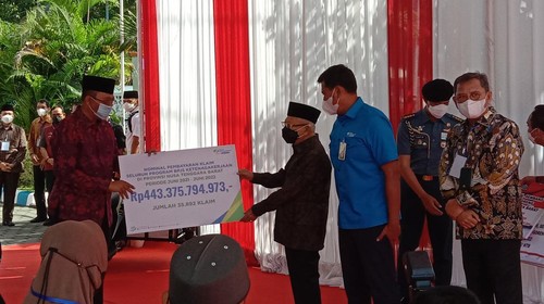 Wakil Presiden Republik Indonesia K.H Maruf Amin serahkan bantuan secara simbolis diberikan kepada Gubernur NTB Dr H Zulkieflimansyah pada Jumat (1/7/2022).