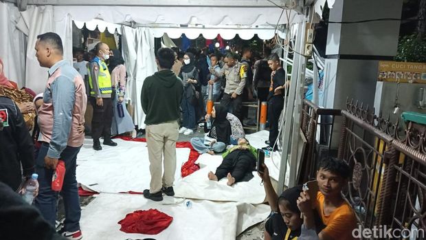 Warga berdesakan untuk menonton konser HUT Kota Medan hingga pingsan