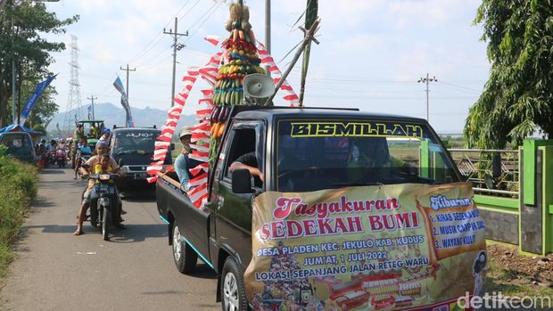Warga Desa Pladen, Kecamatan Jekulo, Kudus menggelar kirab gunungan dan traktor dalam rangka sedekah bumi, Jumat (1/7/2022).