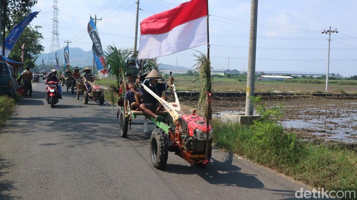Warga Desa Pladen, Kecamatan Jekulo, Kudus menggelar kirab gunungan dan traktor dalam rangka sedekah bumi, Jumat (1/7/2022).