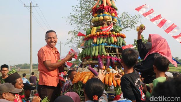 Warga Desa Pladen, Kecamatan Jekulo, Kudus menggelar kirab gunungan dan traktor dalam rangka sedekah bumi, Jumat (1/7/2022).
