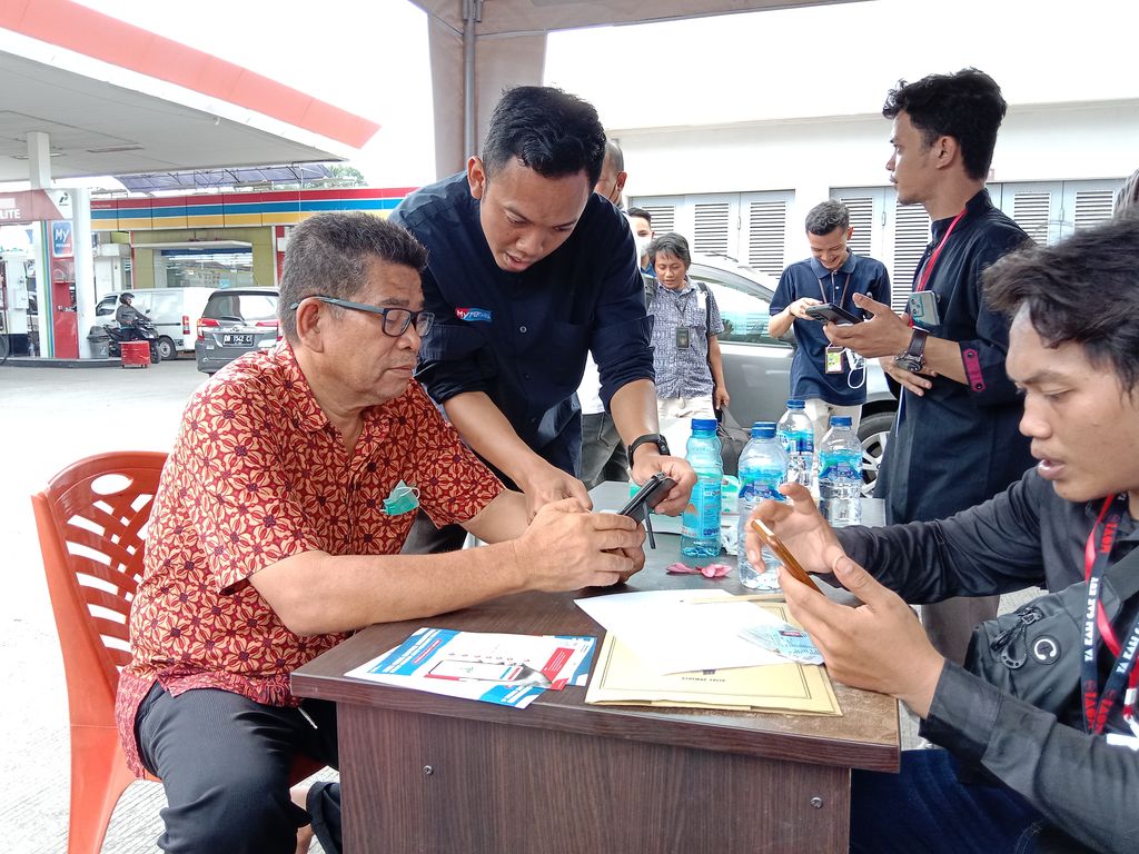 Warga di Manado dilayani registrasi aplikasi MyPertamina untuk isi BBM.