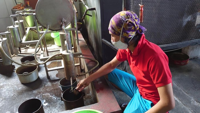 Warga Kecamatan Purwakarta, Cilegon mengolah sampah dan mengubahnya menjadi bahan bakar minyak (BBM).