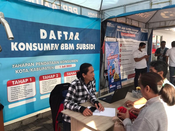 Warga melakukan registrasi MyPertamina di salah satu stand yang disiapkan Pertamina Sukabumi.