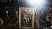 Sebelumnya, Tjahjo Kumolo meninggal dunia hari ini. Tjahjo wafat pada Jumat (1/7) pukul 11.10 WIB di RS Abdi Waluyo.