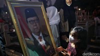 Tjahjo Kumolo kemudian dimakamkan di Taman Makam Pahlawan Kalibata, Jakarta Selatan.
