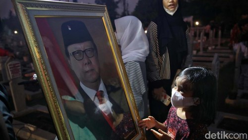 Pemakaman MenPAN-RB Tjahjo Kumolo di TMP Kalibata, Jakarta, turut dihadiri warga. Mereka melepas MenPAN-RB itu ke tempat terakhir.