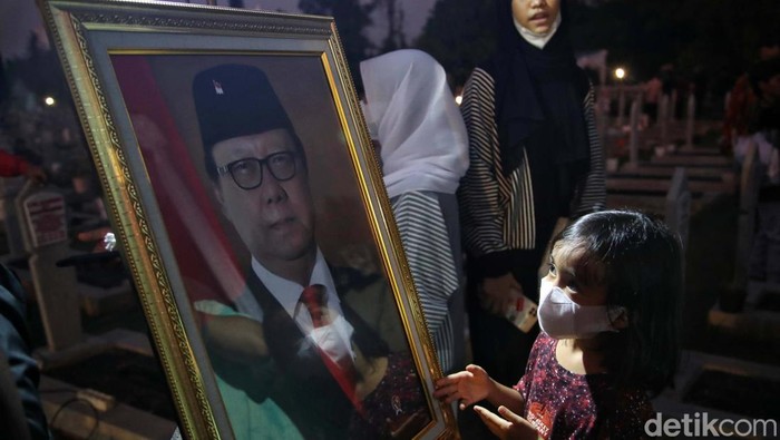 Warga Melepas Tjahjo Kumolo Pemakaman MenPAN-RB Tjahjo Kumolo di TMP Kalibata, Jakarta, turut dihadiri warga. Mereka melepas MenPAN-RB itu ke tempat terakhir.