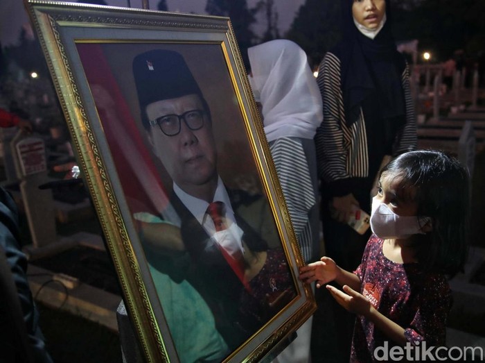 Pemakaman MenPAN-RB Tjahjo Kumolo di TMP Kalibata, Jakarta, turut dihadiri warga. Mereka melepas MenPAN-RB itu ke tempat terakhir.