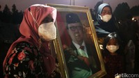 Warga berfoto di lokasi pemakaman Tjahjo Kumolo di Taman Makam Pahlawan Kalibata, Jakarta Selatan, Jumat (1/7).