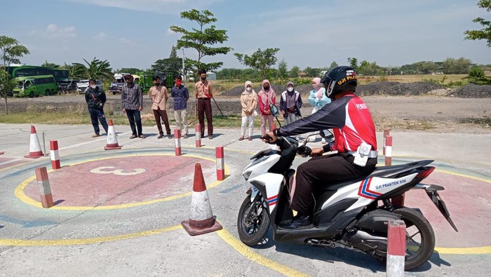 Warga Nganjuk Buktikan Cari SIM Yang Mudah Lulus Ujian