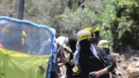 Mereka juga memakai ketapel untuk melawan kekerasan yang dilakukan aparat Israel.