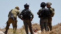Warga protes terhadap aktivitas pemukiman Israel di Kafr Qaddum di Tepi Barat yang diduduki Israel.