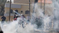 Aksi demo warga dibalas dengan tembakan gas air mata.