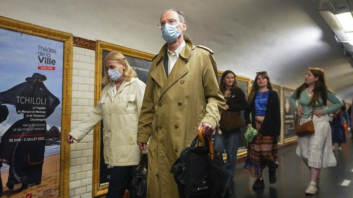 Warga Prancis Diminta Pakai Masker di Luar Ruangan A woman wearing a face mask to protect against COVID-19 rides a subway in Paris, Thursday, June 30, 2022. Virus cases are rising fast in France and other European countries after COVID-19 restrictions were lifted in the spring. With tourists thronging Paris and other cities, the French government is recommending a return to mask-wearing in public transport and crowded areas but has stopped short of imposing new rules. (AP Photo/Michel Euler)