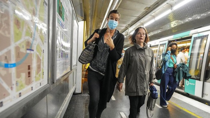A woman wearing a face mask to protect against COVID-19 rides a subway in Paris, Thursday, June 30, 2022. Virus cases are rising fast in France and other European countries after COVID-19 restrictions were lifted in the spring. With tourists thronging Paris and other cities, the French government is recommending a return to mask-wearing in public transport and crowded areas but has stopped short of imposing new rules. (AP Photo/Michel Euler)