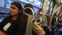 Dengan turis memadati Paris dan kota-kota lain, pemerintah Prancis merekomendasikan untuk kembali mengenakan masker di transportasi umum dan area ramai tetapi tidak memberlakukan aturan baru.
